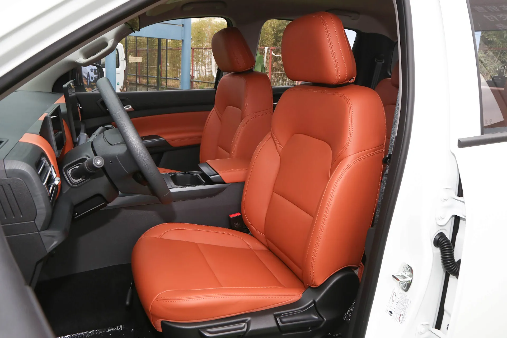 Представлены Maxus Interstellar L, Interstellar EV и Maxus T60 2026
