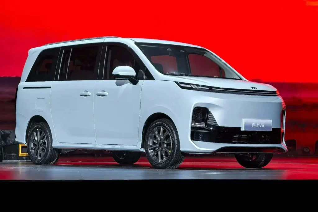 Опубликованы фото нового минивэна Xinyuan Upward V6